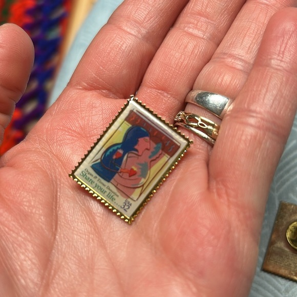 4 vintage collectible stamp brooches - Picture 8 of 11